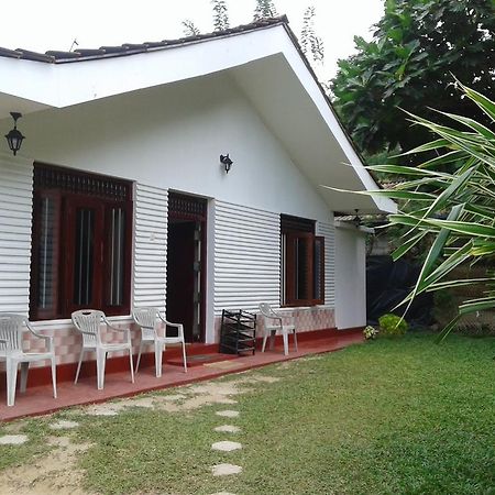 Family Guest House Mirissa Buitenkant foto