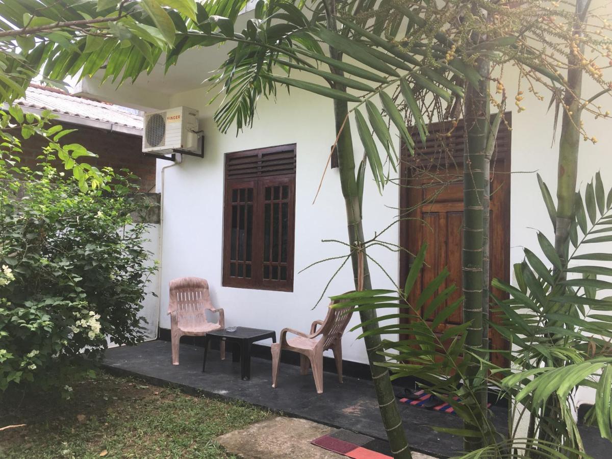 Family Guest House Mirissa Buitenkant foto