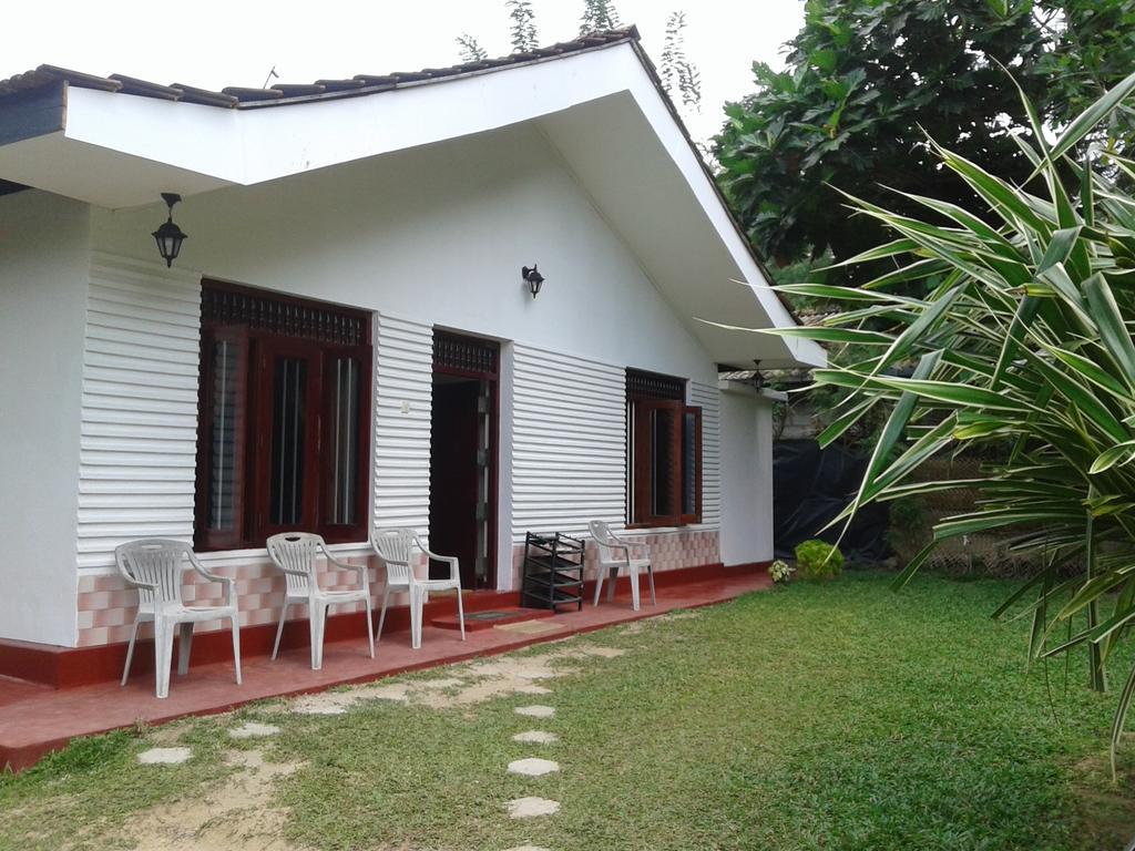 Family Guest House Mirissa Buitenkant foto