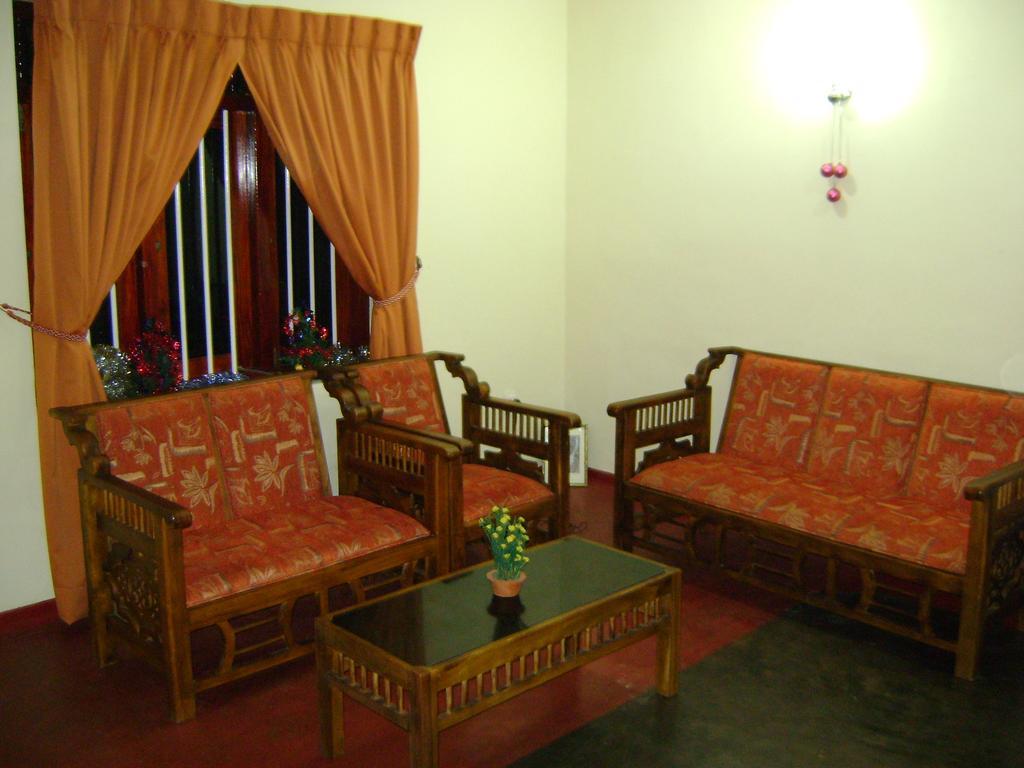 Family Guest House Mirissa Buitenkant foto