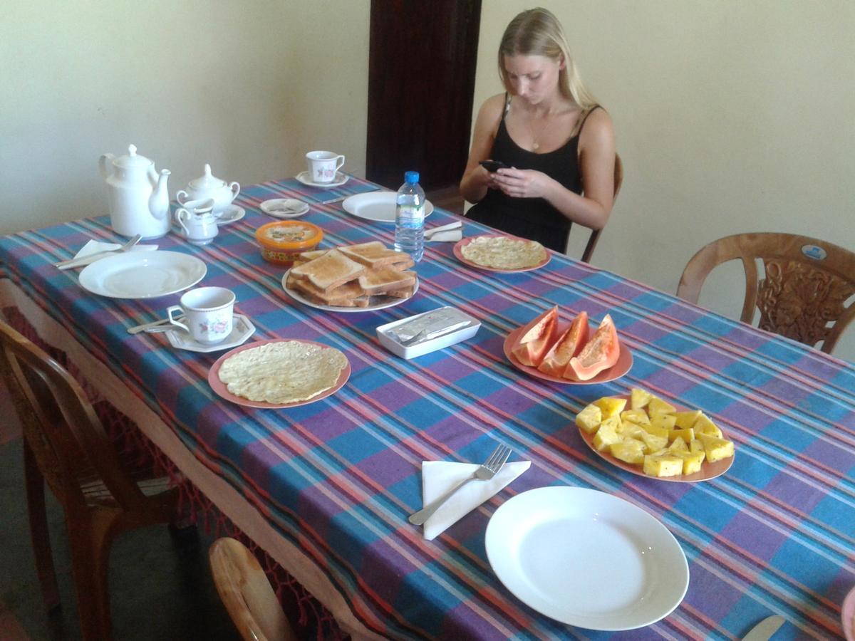 Family Guest House Mirissa Buitenkant foto