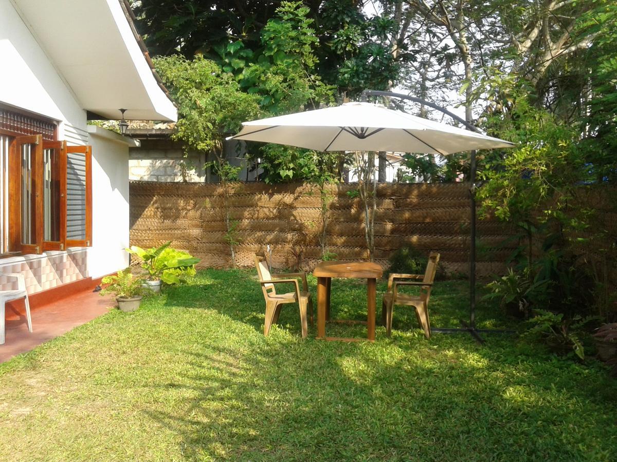 Family Guest House Mirissa Buitenkant foto